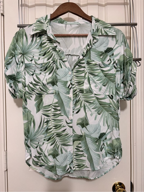 Source Unknown Tops - NWOT White Button-Down Shirt with Green Tropical Leaf Print